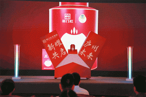 商場(chǎng)外墻廣告巨幅是什么材質(zhì)？